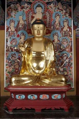 Description: The Ven. Hyunjins Wooden Seated Amitabha Buddha from the temple Baekyangsa in Jangseong, South Jeolla Province (Cultural Heritage Administration)