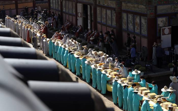 Over 100 Buddhist monks are drying the Tripitaka Koreana, or the complete collection of Buddhist scriptures on wood blocks, at Haein Temple in Hapcheon County, South Gyeongsang, on Monday. Parts of the scripture have been dried before, but this is the first time in 123 years that all 1,270 blocks have been brought outside to be dried. The wood blocks need to be dried after Koreas rainy season because they tend to retain moisture from the air and rot. [YONHAP]