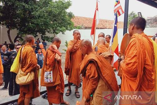 Buddhist monks on pilgrimage commend religious tolerance in Indonesia