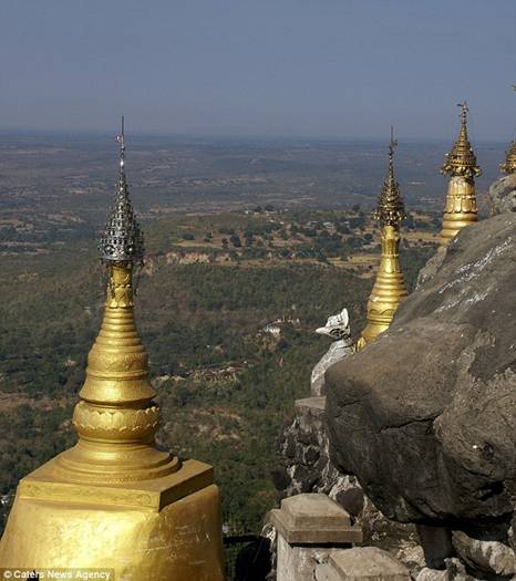 Description: It is said that the temple was once maintained by the hermit U Khandi and the temple is still home to monks today