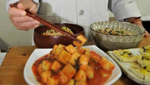 Radish kimchi is presented after a cooking class at South Korean Buddhist monk Jeokmun's Sudoksa temple in Pyeongtaek City, about 60km south of Seoul. A centuries-old tradition of Buddhist cuisine, with strict bars on foods linked to lust or anger, is enjoying a revival in South Korea, one of Asia's most high-stress societies. -- PHOTO: AFP
