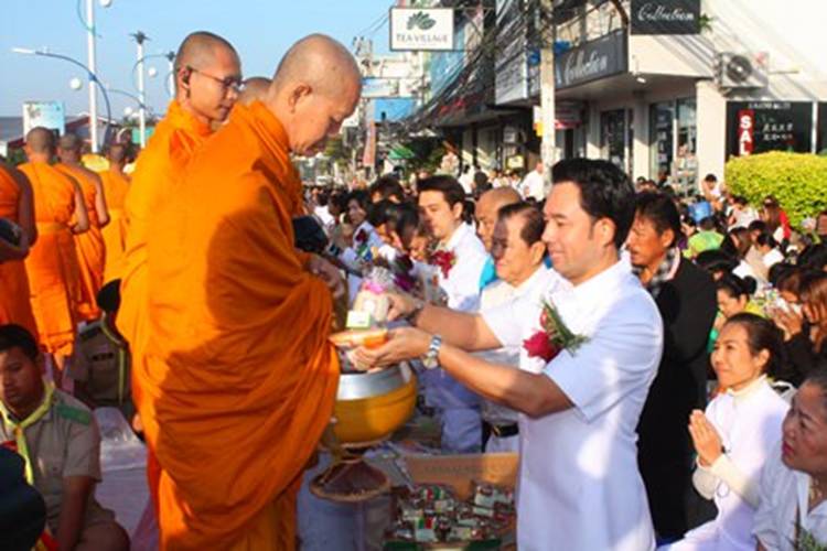 Description: http://www.pattayamail.com/images/news/2013-12-27/n1-2600monks-1.jpg