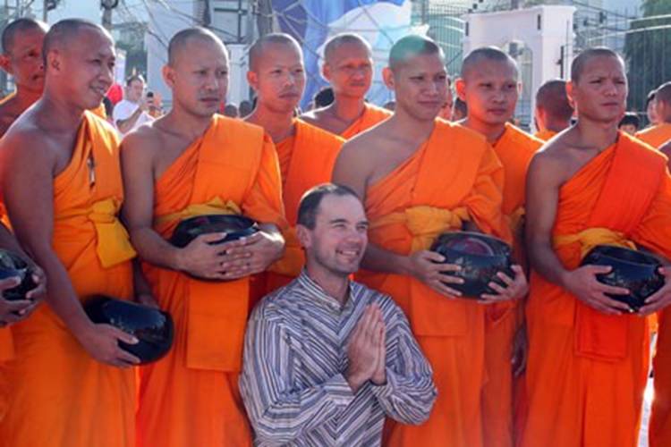 Description: http://www.pattayamail.com/images/news/2013-12-27/n1-2600monks-3.jpg