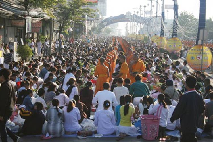 Description: http://www.pattayamail.com/images/news/2013-12-27/n1-2600monks-4.jpg