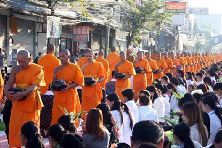 Description: http://www.pattayamail.com/images/news/2013-12-27/n1-2600monks-9.jpg