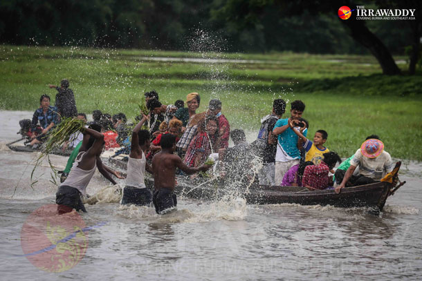 People throw water during the Kamae Phyin Bo Bo Gyi festival. (Photo: JPaing / The Irrawaddy)