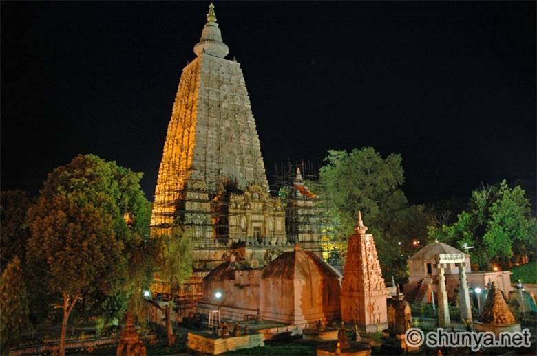 http://www.shunya.net/Pictures/NorthIndia/BodhGaya/MahabodhiTemple22.jpg