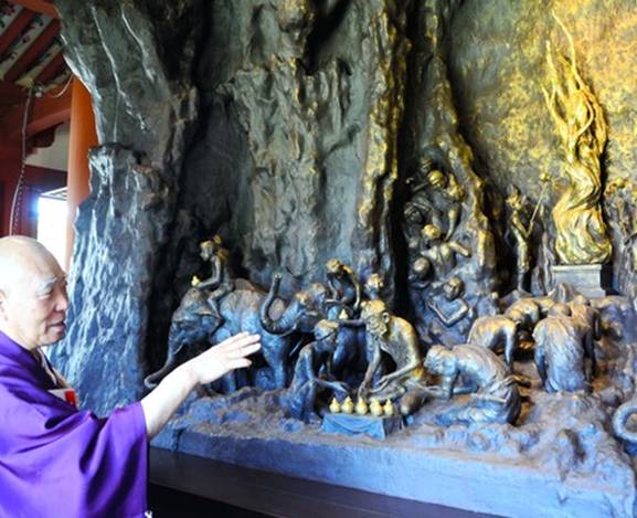 A sculpture installed in the Saito (west pagoda) of Nara's Yakushiji temple tells the story of how Buddha's remains were divided among the states of India after his death. (Yumi Kurita) 