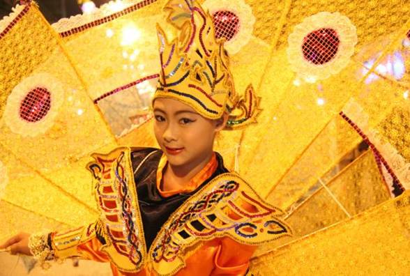 The Shan community of Mae Sariang fetes the end of the Buddhist Lent with midnight alms giving and traditional dance on October 26-28. Photo/Phoowadon Duangmee