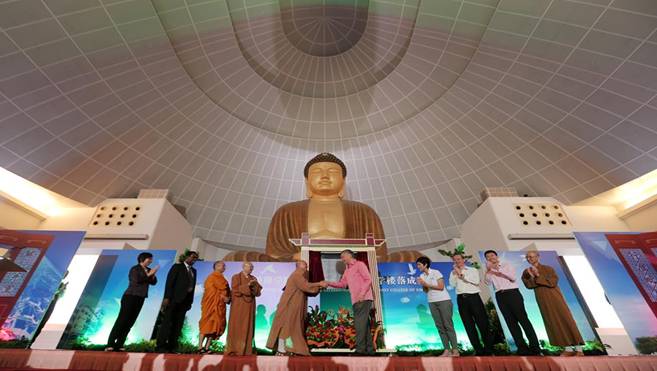 http://www.channelnewsasia.com/blob/3116606/1473508839000/pm-lee-at-buddhist-college-of-singapore-s-opening-data.jpg