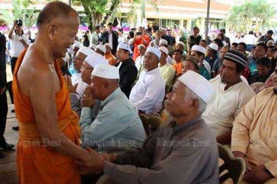 Phra Thepsilwisudh, abbot of Prachum Cholthara Temple in southern Thailands Narathiwat Province, is renowned for his work to improve Buddhist-Muslim relations in the troubled region. From bangkokpost.com