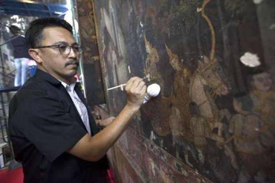 Artist Alongkorn Thiamjun is leading the restoration project. Photo by Pawat Laopaisarntaksin. From bangkokpost.com