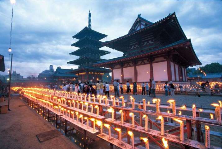 Manto Kuyo Hoyo candle festival at Shitennoji temple, Osaka. From festivalgo.huber-japan.com