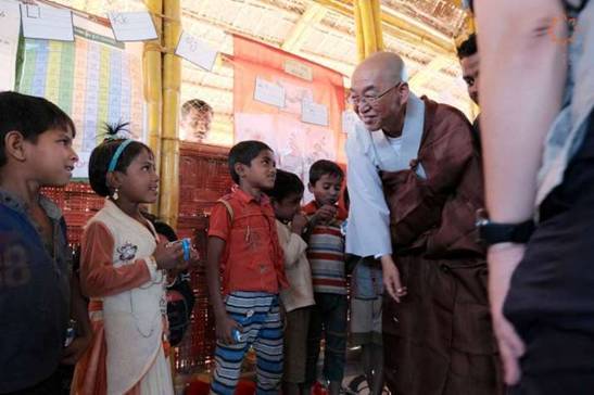 Ven. Pomnyun Sunim meets refugee children. Image courtesy of JTS