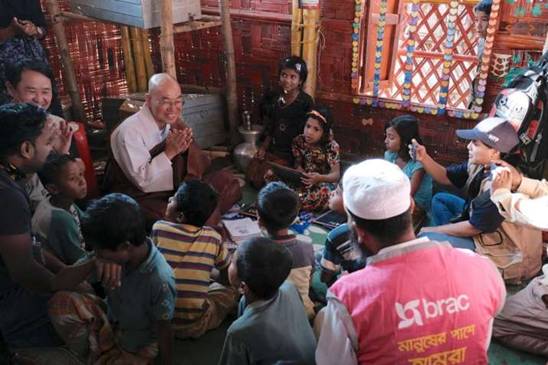 Ven. Pomnyun Sunim meets refugees at Coxs Bazar. Image courtesy of JTS