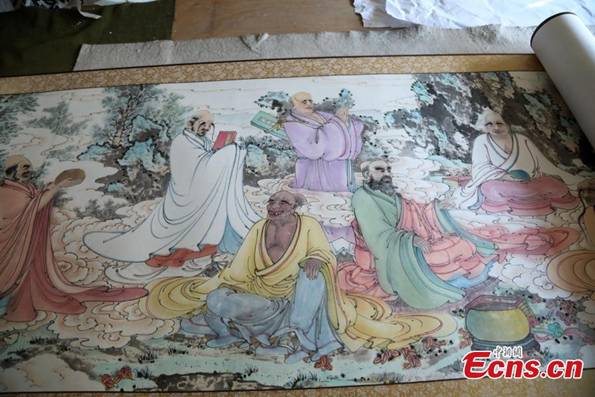 A close-up view of a painting made by Zhang Zhanping in Daixian County, Xinzhou City, North China\'s Shanxi Province, March 18, 2019. The 66-year-old farmer, also a local folk artist specializing in the making and painting of Buddhist sculptures, said he spent eight years creating nine scrolls, each weighing five kilograms and measuring 69 centimetres in width. The total length of the scrolls measured more than 300 meters. He also said he had attempted to apply for a Guinness World Record. (Photo: China News Service/Wang Bintian)