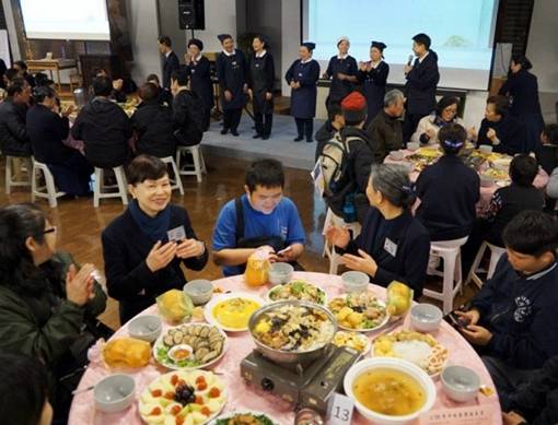Description: Tzi Chi Foundation holds dinner banquets for disadvantaged families. (Tzi Chi photo)
