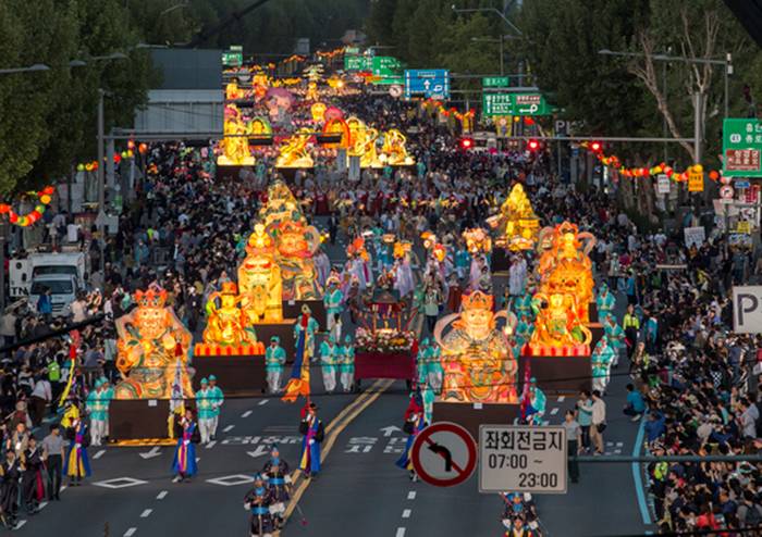 The annual lantern parade in downtown Seoul in 2017. [JOONGANG ILBO]