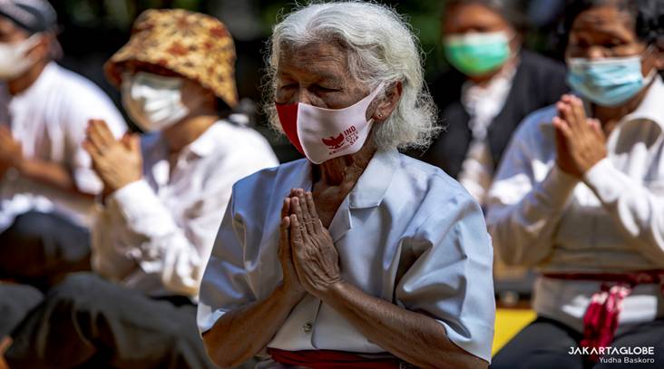 a buddhist prays during a pradakshina ritual at the Borobudur Temple in Central Java, on May 26, 2021. (JG Photo/Yudha Baskoro)