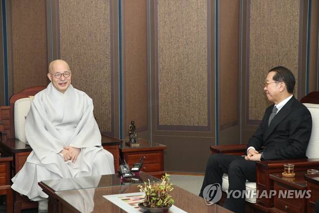 This photo, provided by the press office of the Jogye Order of Korean Buddhism on Feb. 3, 2023, shows Unification Minister Kwon Young-se (R) meeting with Ven. Jinwoo, the president of the Jogye Order, the country's biggest Buddhist sect at the Korean Buddhism History and Culture Memorial Hall in Seoul. (PHOTO NOT FOR SALE) (Yonhap)